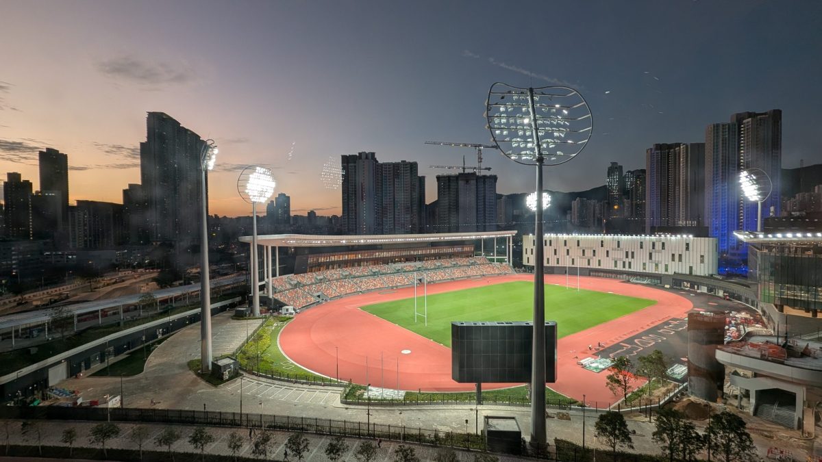 热刺抵达韩国受到热烈欢迎，有球迷在与麦迪逊合影时激动流泪